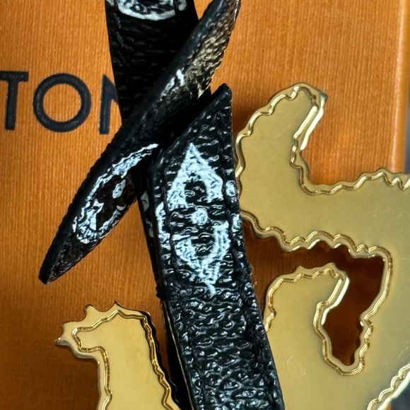 😻Limited Edition Louis Vuitton Catogram Flying Cat Bag Charm😻 - Picture 10 of 13